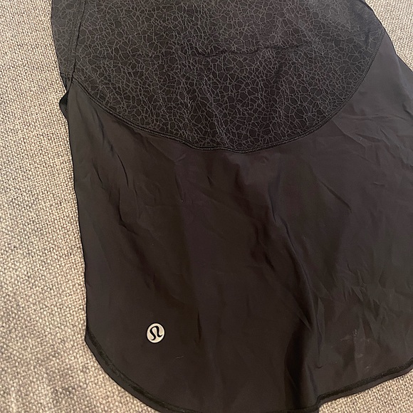 Black lululemon twist and train tank top - Picture 3 of 7